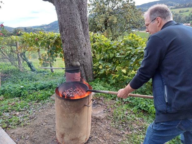 Kastenien Braten über Feuer