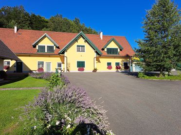 Hofplatz Kauschlerhof Wohnhaus Gradischnig